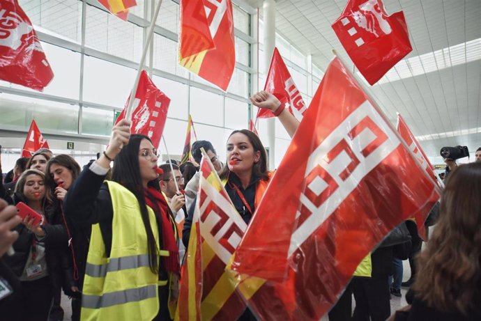 Trabajadores del 'handling' de Iberia en una concentración en el Aeropuerto de Barcelona