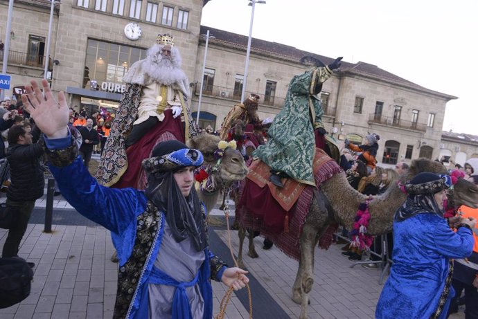 Archivo - Los Reyes Magos montados en dromedario durante una cabalgata de Reyes en enero de 2023.