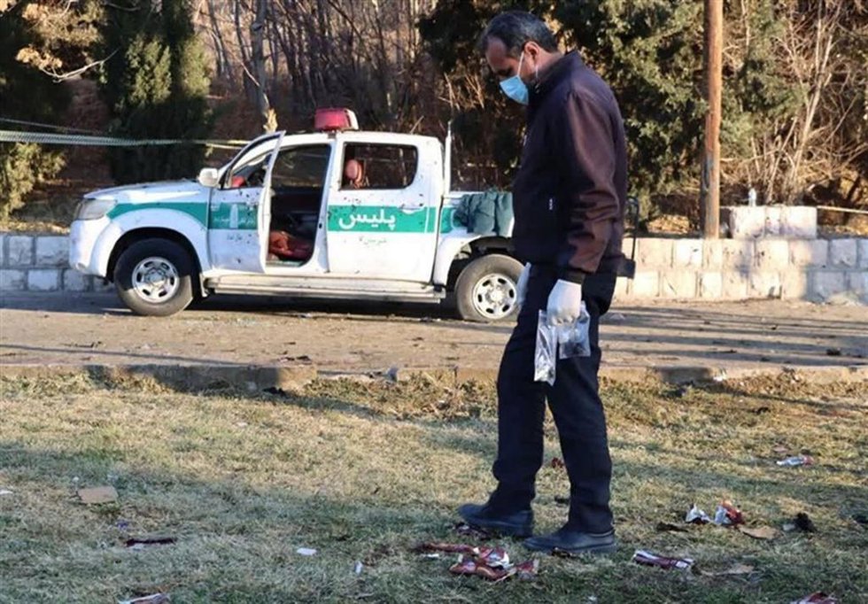 Un policía en la escena del doble atentado ejecutado cerca de la tumba del general Qasem Soleimani en Kermán, Irán (archivo)