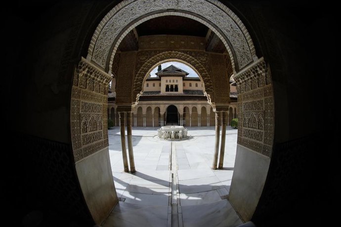 Archivo - El Patio de los Leones de la Alhambra en imagen de archivo.
