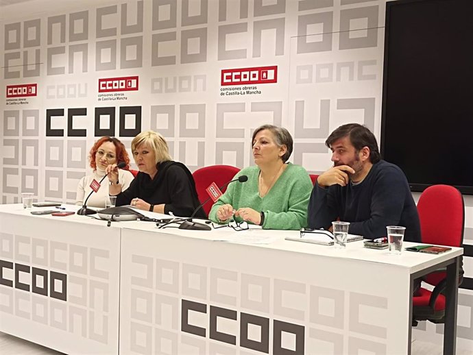 Sindicalistas de CCOO y UGT en representación de los trabajadores de Pablosky