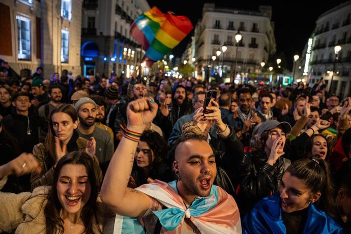 Archivo - Cientos de personas durante una manifestación para defender las leyes Trans y LGTBI de la Comunidad de Madrid, en la Puerta del Sol, a 13 de noviembre de 2023, en Madrid (España). 
