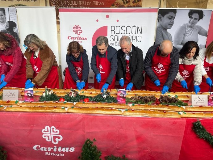 El lehendakari Urkullu, el obispo Joseba Segura y Josu  Erkorerka, entre otros, proceden a cortar el roscón solidario de Bilbao en la plaza Nueva de la capital vizcaína
