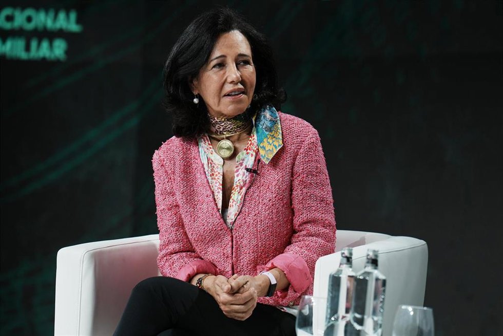 Archivo - La presidenta de Banco Santander, Ana Patricia Botín, participa en un diálogo durante el XXVI Congreso Nacional de Empresa Familiar, a 23 de octubre de 2023, en Bilbao, Vizcaya, País Vasco (España). 