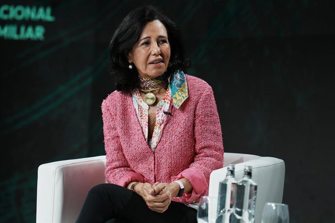Archivo - La presidenta de Banco Santander, Ana Patricia Botín, participa en un diálogo durante el XXVI Congreso Nacional de Empresa Familiar, a 23 de octubre de 2023, en Bilbao, Vizcaya, País Vasco (España). El Rey ha inaugurado hoy en Bilbao el XXVI C