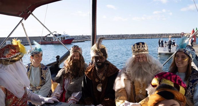 Los Reyes Magos desembarcan en el Puerto Deportivo de Benalmádena entre aplausos, saludos y gran expectación