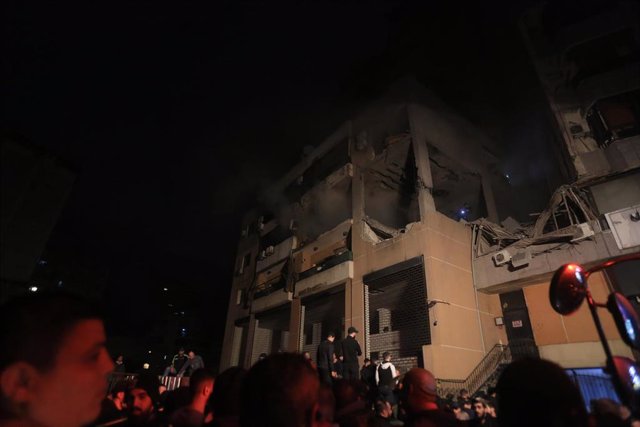 Daños en un edificio tras el bombardeo en la capital de Líbano, Beirut, en el que murieron el 'número dos' del brazo político del Movimiento de Resistencia Islámica (Hamás), Salé al Aruri, y otros seis miembros del grupo islamista palestino (archivo)