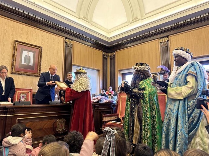 El alcalde de León recibe a los Reyes Magos en la recepción oficial previa a la Gran Cabalgata