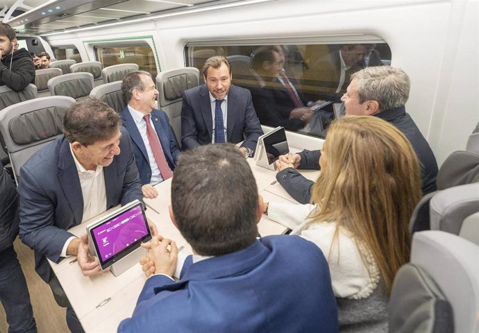 El ministro Óscar Puente, junto al alcalde de Vigo, Abel Caballero, y el candidato a la Xunta,  josé Ramón Gómez Besteiro, entre otros, en un tren Avril que hizo el viaje Madrid-Vigo en pruebas el 5 de enero de 2024.