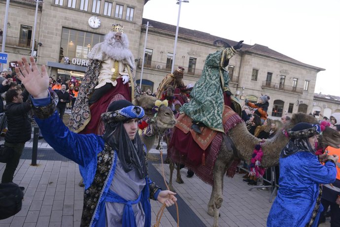 Archivo - Los Reyes Magos montados en dromedario durante la cabalgata de Reyes 2023, a 5 de enero de 2023, en Ourense, Galicia (España). Los Reyes Magos han llegado a la ciudad en AVE, igual que el año pasado. Al bajar del tren, se han encontrado con un