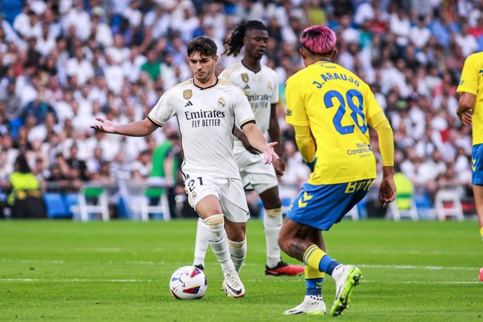 Archivo - Brahim Diaz of Real Madrid and Julian Araujo of UD Las Palmas in action during the spanish league, LaLiga EA Sports, football match played between Real Madrid and UD Las Palmas at Santiago Bernabeu stadium on September 27, 2023, in Madrid, Spa