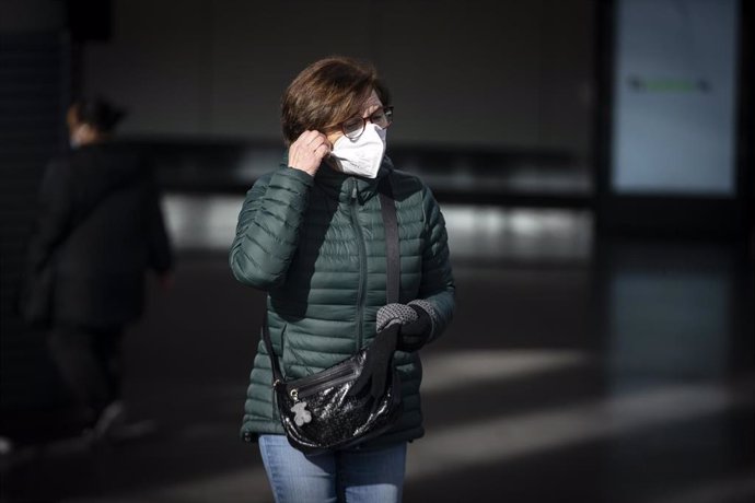 Archivo - Una mujer con mascarilla en la estación Puerta de Atocha-Almudena Grandes, a 26 de enero de 2023, en Madrid (España). Durante una entrevista, la portavoz del Ejecutivo ha informado que después del seguimiento y análisis de la última fase de la i