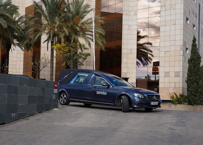 Los Restos Del Humorista Arévalo Salen Del Tanatorio De Valncia Donde Se Han Acercado Familiares Y Amigos A Dar El Último Adiós, En Dirección Al Cementerio Donde Será Enterrado.