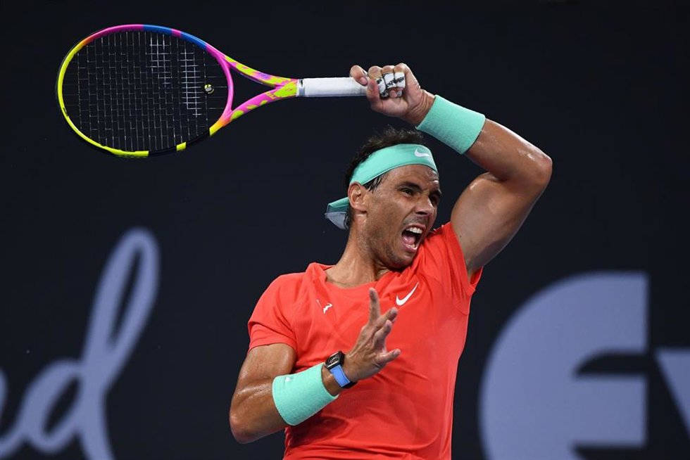 El tenista español Rafa Nadal golpea una bola en el torneo de Brisbane