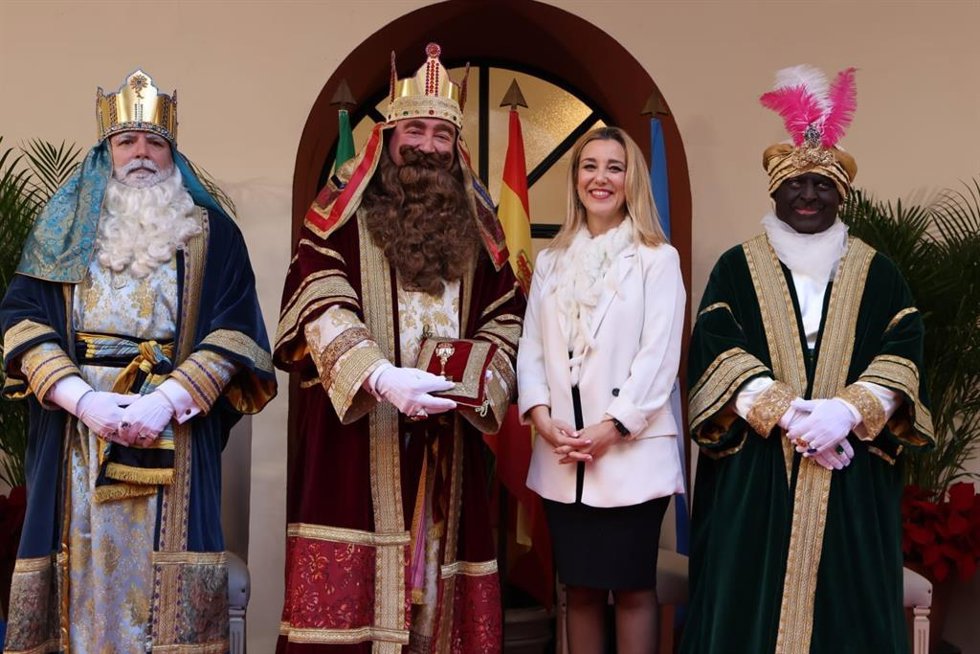 La alcaldesa de Alcalá de Guadaíra (Sevilla), Ana Isabel Jiménez, con los Reyes Magos.