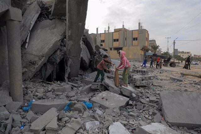 Niños palestinos entre las ruinas de un edificio bombardeado por el Ejército de Israel en la ciudad de Jan Yunis, en el sur de la Franja de Gaza (archivo)