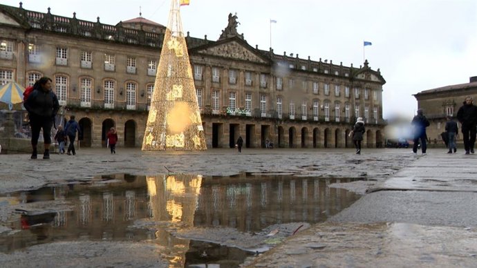 Archivo - Lluvia en la Praza do Obradoiro, en Santiago de Compostela.