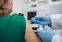 Andalucía vacunará sin cita contra gripe y Covid todos los jueves e insiste en recomendar mascarilla en centros de salud