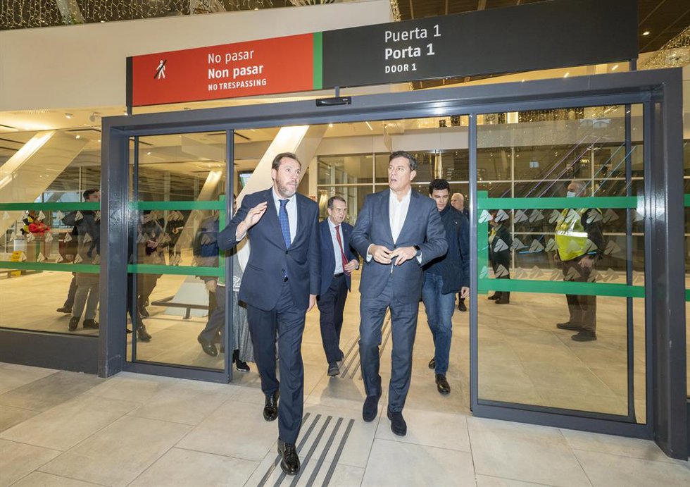 El ministro de Transportes y Movilidad Sostenible, Óscar Puente (i) y el candidato del PsdeG a la Xunta de Galicia, Xosé Ramón Gómez Besteiro (d), llegan a la estación de Vigo en un tren Avril de alta velocidad, donde son recibidos por los Reyes Magos, 