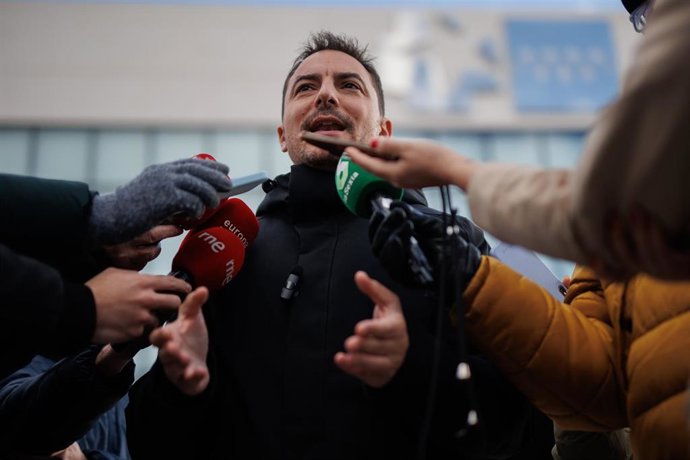 Archivo - Imagen de recurso del secretario general del PSOE de Madrid, Juan Lobato, tras visitar el Hospital Enfermera Isabel Zendal.