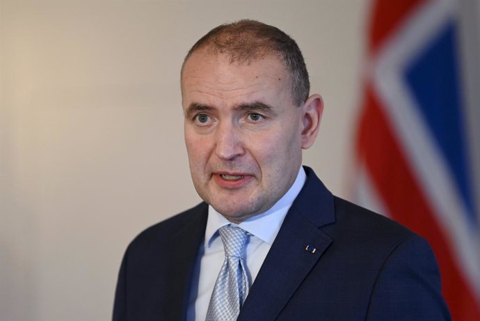 Archivo - 19 October 2022, Iceland, Alftanes: President of Iceland Gudni Th. Johannesson and Finnish President Sauli Niinisto (not pictured) attend a press conference after their meeting at the Icelandic President's official residence Bessastadir. Photo