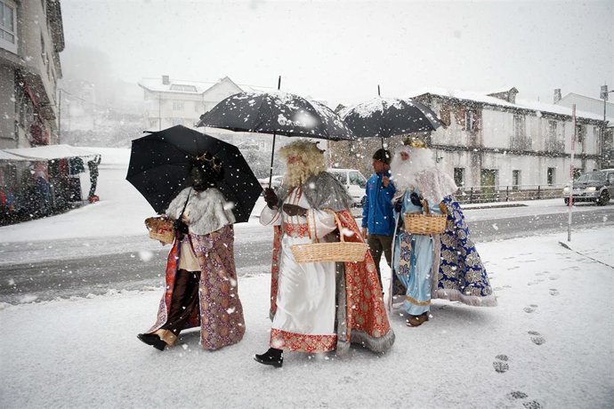 Los Reyes Magos se refugian de la nieve a su llegada a Pedrafita do Cebreiro, a 5 de enero de 2023, en Pedrafita do Cebreiro, Lugo, Galicia (España). Un temporal de nieve ha entrado por el norte de Galicia en altitudes superiores a 800 metros. En Pedraf