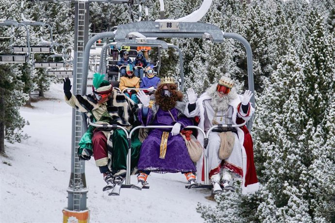 Los Reyes Magos, en el telesillas de la estación de Cerler (Huesca).