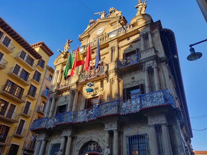 Archivo - Fachada del Ayuntamiento de Pamplona