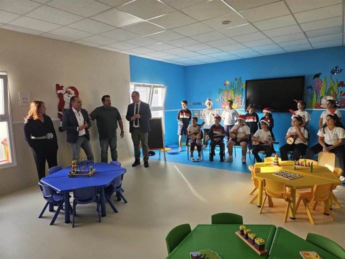 El consejero de Educación del Gobierno de Canarias, Poli Suárez, en una visita a unas aulas de Infantil en un colegio de Tinajo
