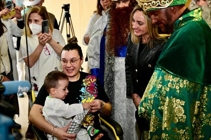 Los Reyes Magos visitan a un niño de Granada hospitalizado.