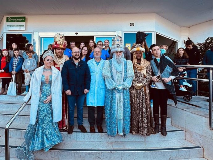 Los Reyes Magos llevan la ilusión a los enfermos del Hospital Santa María de El Puerto