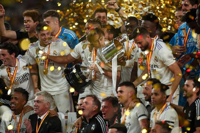 Archivo - Los jugadores del Real Madrid celebran la consecución de la Copa del Rey 22-23