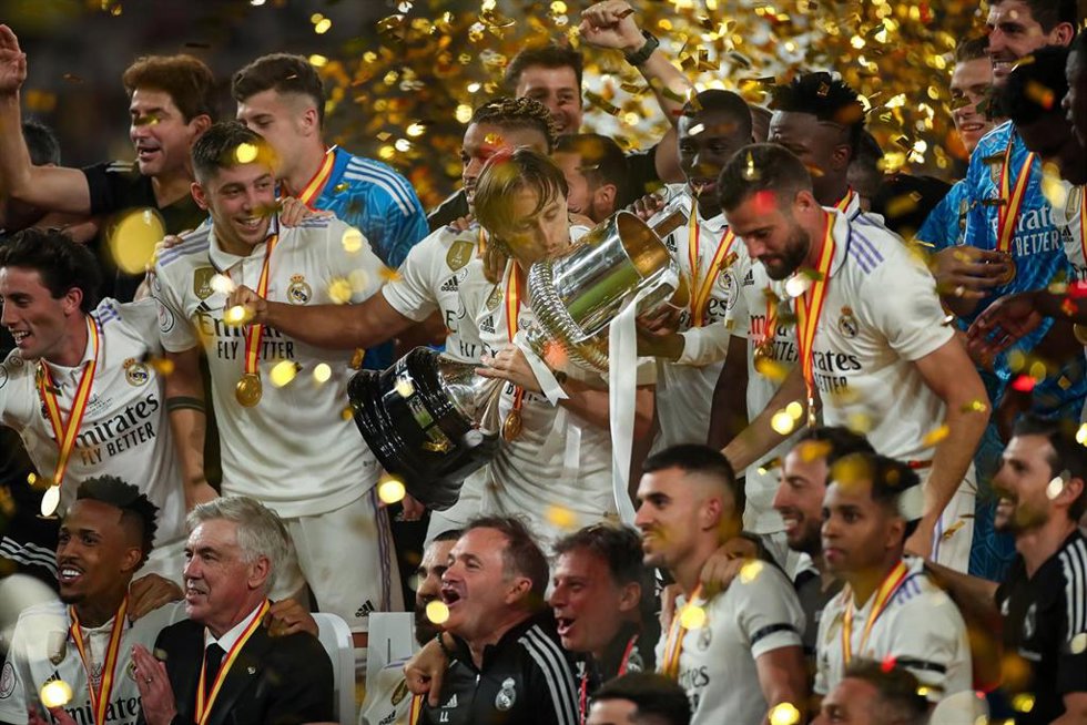 Archivo - Los jugadores del Real Madrid celebran la consecución de la Copa del Rey 22-23