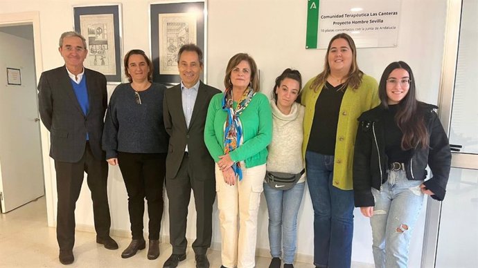 En el centro, el delegado de Iberdrola en Andalucía, Antonio Fernández. Acompañado del presidente del Patronato de Proyecto Hombre Sevilla, Antonio Fragero, profesionales y responsables de la comunidad terapéutica y usuaria del programa.
