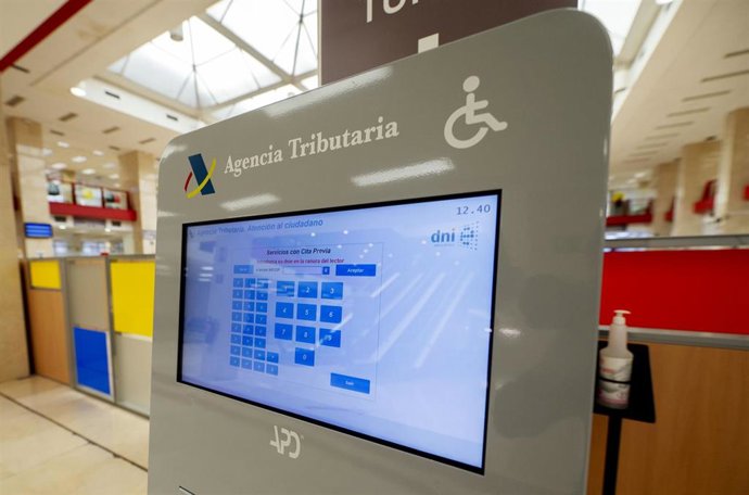 Archivo - Interior de una oficina de la Agencia Tributaria.