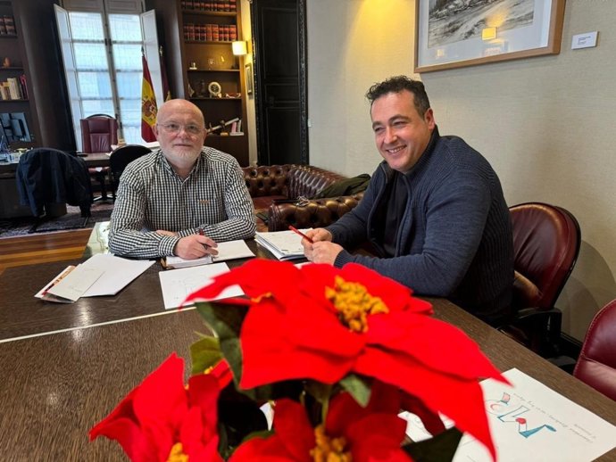 El delegado de la Junta de Comunidades en Albacete, Pedro Antonio Ruiz, recibe al alcalde de Alcaraz.