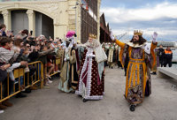Los Reyes Magos desembarcan en el Puerto de València y comienzan a repartir ilusión a los más pequeños