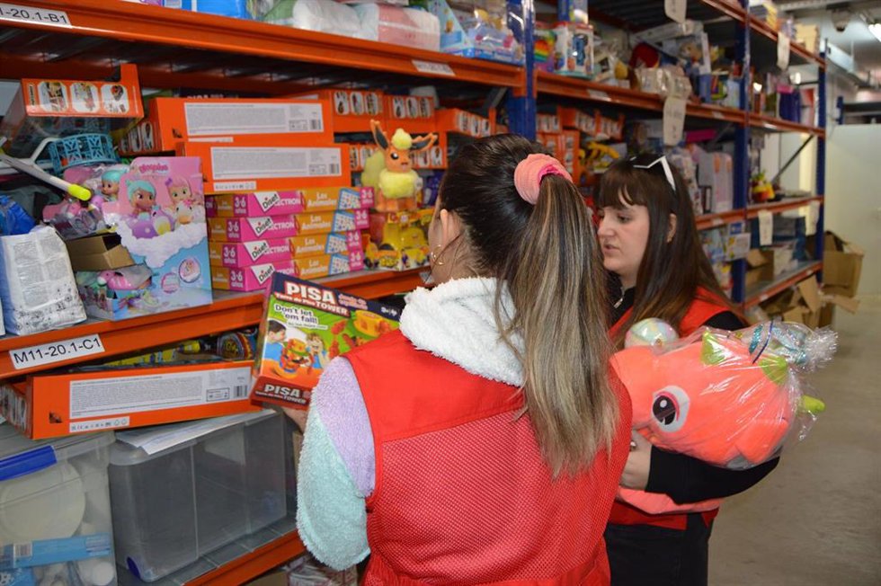 Voluntarias de Cruz Roja ordenan juguetes.