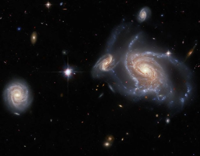 El Telescopio Espacial Hubble captura un vasto grupo de galaxias.