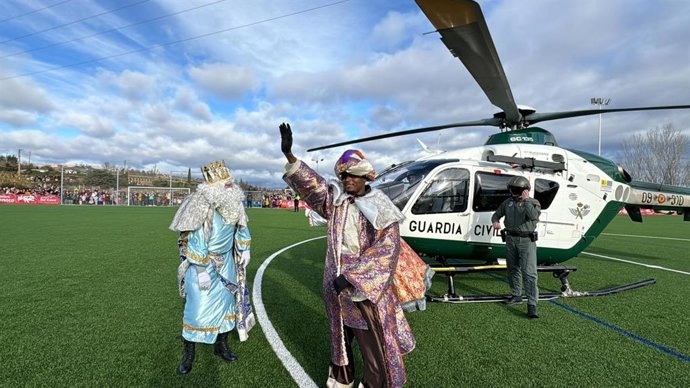 Los Reyes Magos llegan a Lardero en helicóptero de la Guardia Civil