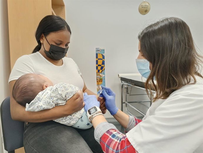 Archivo - Usuaria de un centro de salud con mascarilla.