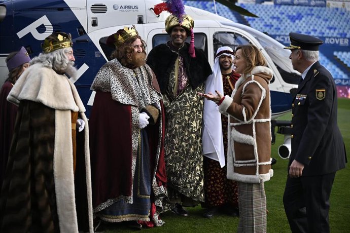 Los Reyes Magos llegan en helicóptero al estadio de La Romareda en Zaragoza