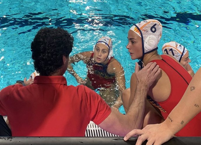 El seleccionador Miki Oca habla con sus jugadoras en el partido entre España y Francia del Europeo de Waterpolo Femenino 2024