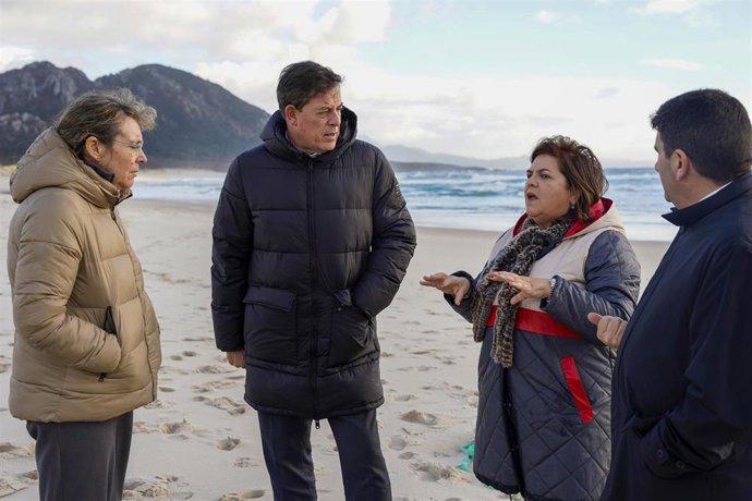Visita a una playa de Muros del candidato socialista a la Presidencia de la Xunta, José Ramón Gómez Besteiro
