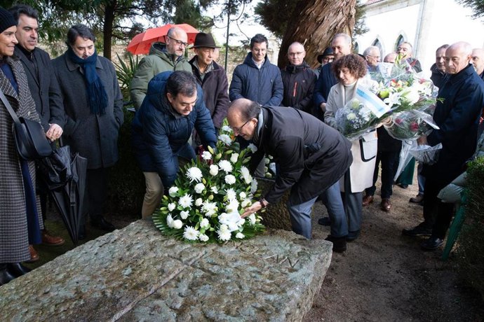 El conselleiro de Cultura, Educación, FP e Universidades, Román Rodríguez, el director xeral de Cultura, Anxo M. Lorenzo, y la alcaldesa de Santiago, Goretti Sanmartín, en la ofrenda floral a Valle-Inclán y Díaz Pardo.