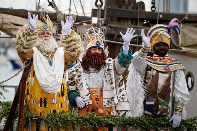 Los Reyes Magos saludan a los niños a su llegada al Portal de la Pau, a 5 de enero de 2024, en Barcelona, Catalunya (España). Los Reyes Magos han llegado a la ciudad de Barcelona por mar, a bordo del pailebote Santa Eullia, como es tradición. Han sido 