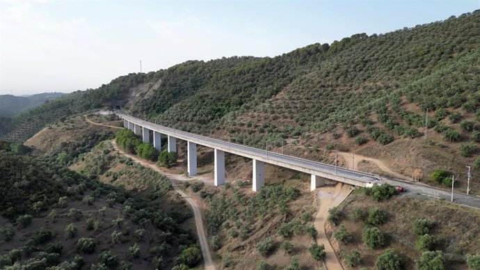 Archivo - Viaducto Churruteles en la LAV Madrid-Sevilla a su paso por la provincia de Córdoba.