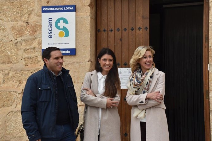 El presidente de la Diputación, Álvaro Martínez Chana, junto a la alcaldesa de Villanueva, Johanna León, y la delegada de la Junta, María Ángeles López.