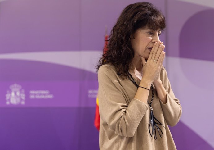 Archivo - La ministra de Igualdad, Ana Redondo, durante una rueda de prensa para hablar de los asesinatos de violencia de género, a 30 de noviembre de 2023, en Madrid (España). 