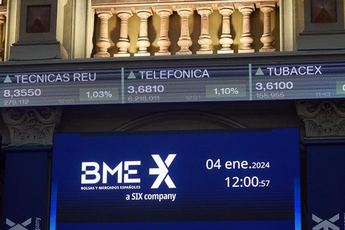 Varios paneles del Ibex 35, en el palacio de la bolsa, a 4 de enero de 2024, en Madrid (España). 